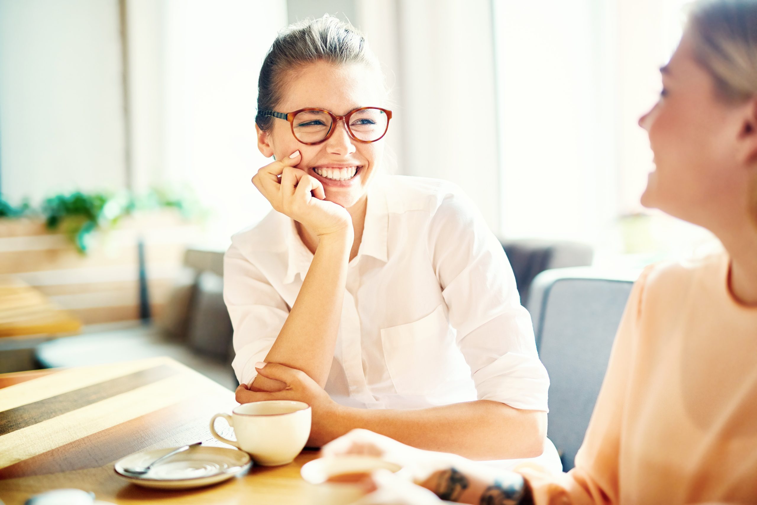 Meetup Alternative in Berlin — two friends meeting 1-on-1 over coffee through MITRA
